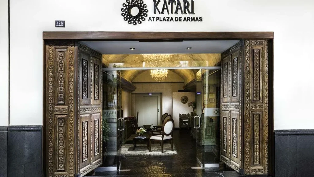 Katari at Plaza de Armas